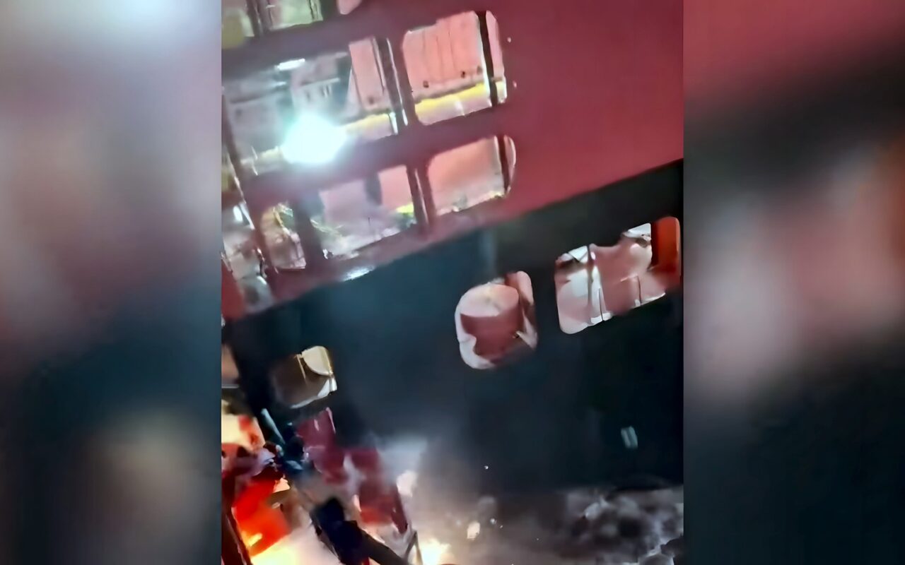 ألمانيا.. اصطدام السفينة السياحية “ماين شيف 3” بسفينتي حاويات في ميناء بريمرهافن