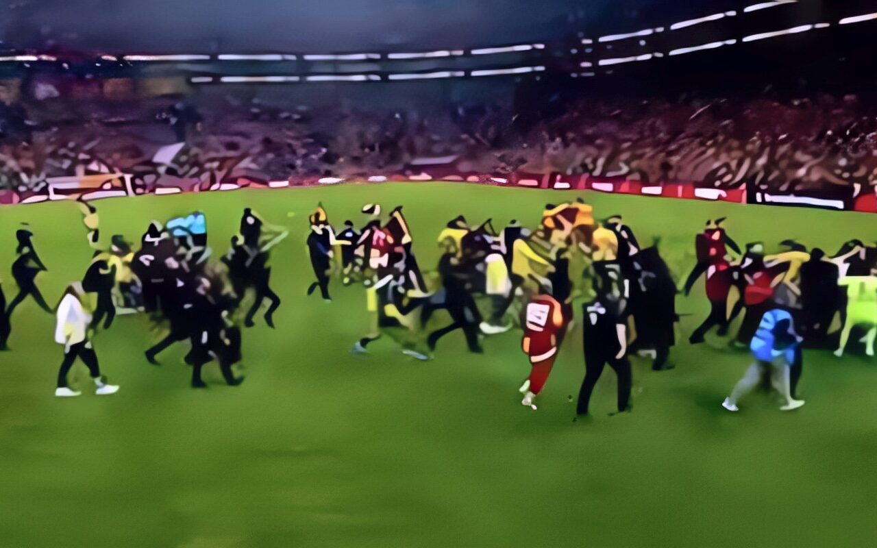 اشتباك وشغب بين لاعبي فنربخشة وغلطة سراي بعد نهاية مباراتهما في الدوري التركي