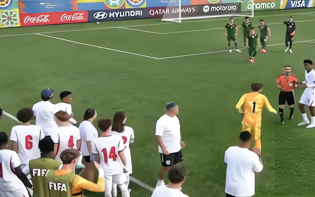 منتخب إنجلترا يغادر أرض الملعب إثر تعرضه لإساءات عنصرية في مونديال الناشئين