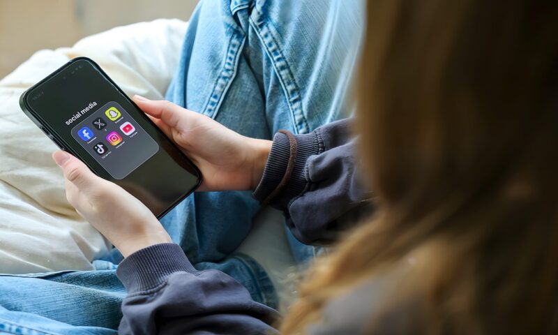 عامل نفسي يرتبط بالإفراط في استخدام التواصل الاجتماعي