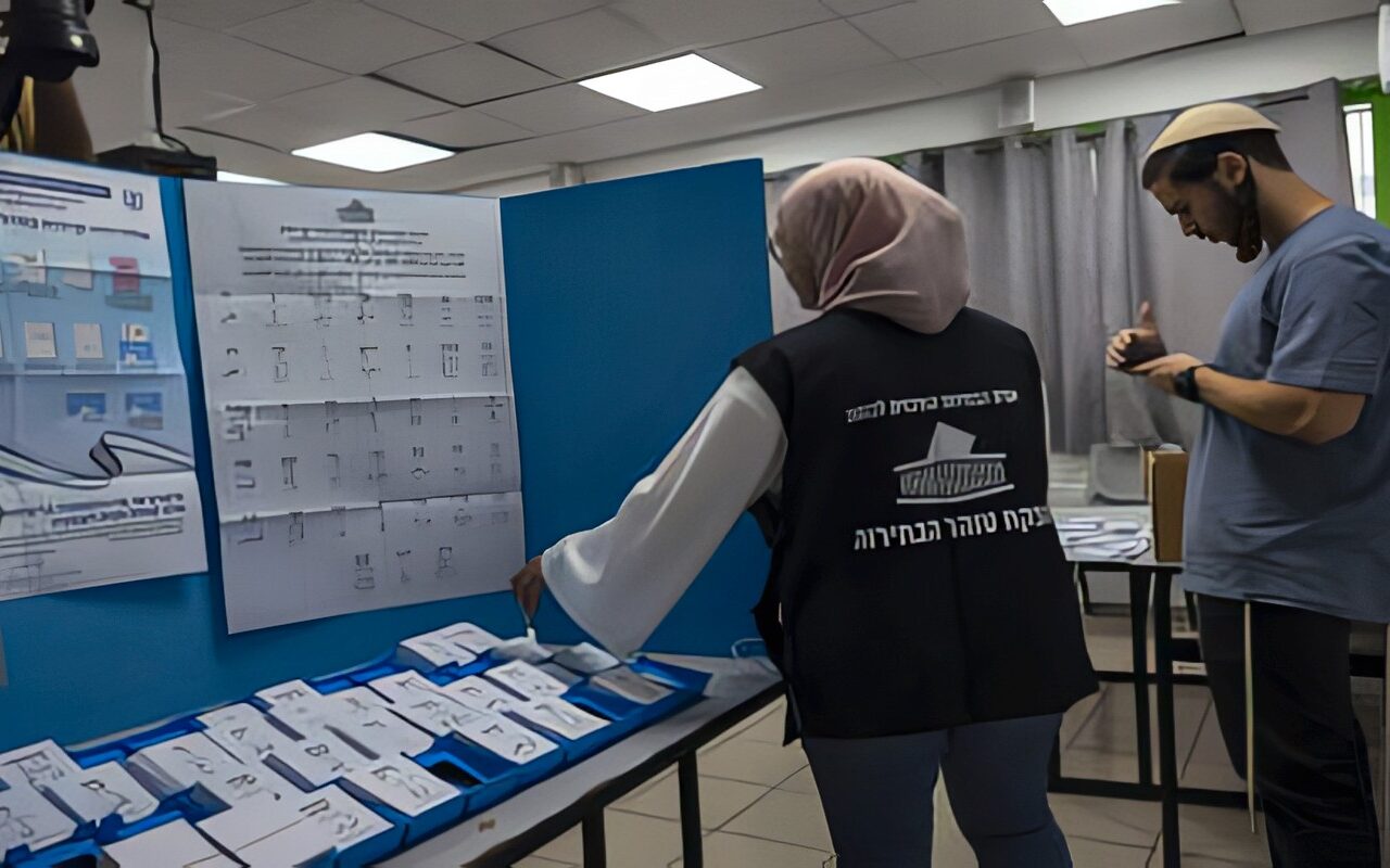 مركز “عدالة” في إسرائيل: نقص في أوراق الاقتراع باللغة العربية في مراكز التصويت