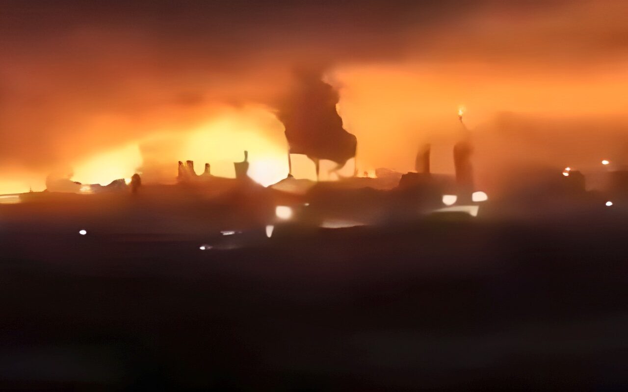 الحوثيون: نشوب حرائق بعد استهداف مصفاة نفط سعودية بصاروخ باليستي