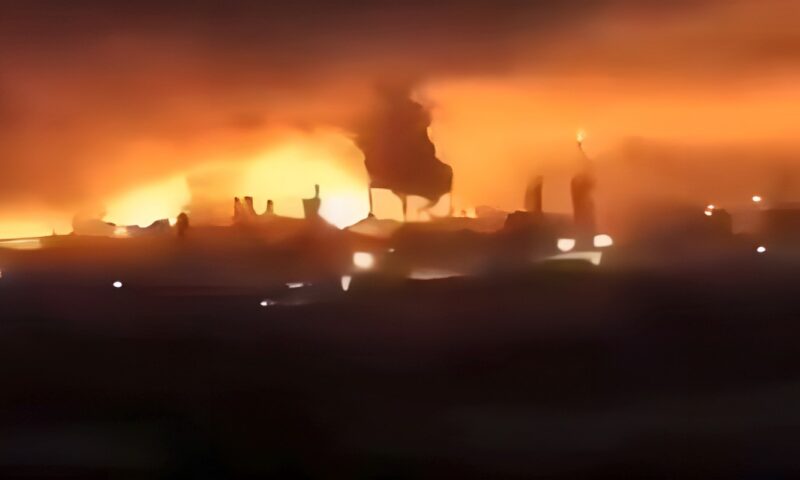 الحوثيون: نشوب حرائق بعد استهداف مصفاة نفط سعودية بصاروخ باليستي