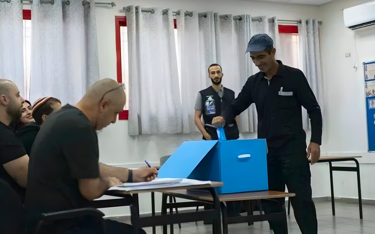 عينات الانتخابات الإسرائيلية: تقدم معسكر آيزنكوت دون أغلبية و18 مقعدا للأحزاب العربية