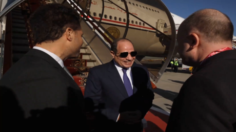 مشاهد وصول الرئيس المصري عبد الفتاح السيسي إلى موسكو لحضور قمة “روسيا – إفريقيا”