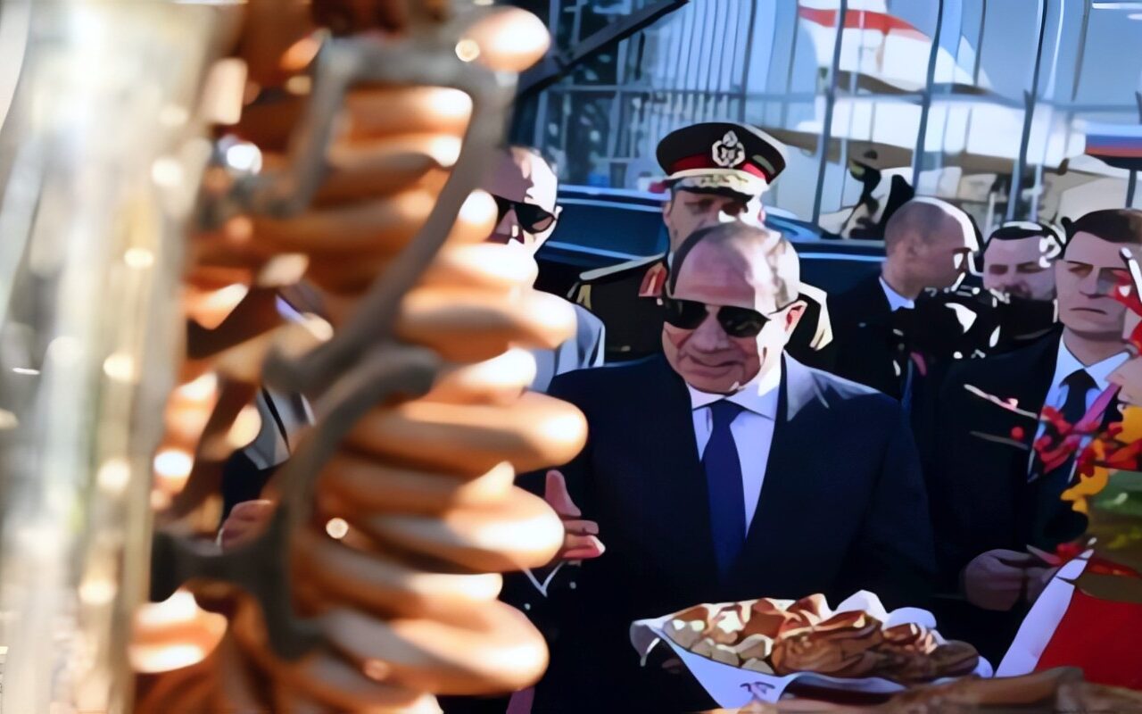 السيسي يمازح مستقبليه في مطار موسكو