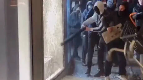 زجاج “صيني” يتحول إلى ترند خلال الاحتجاجات الفرنسية