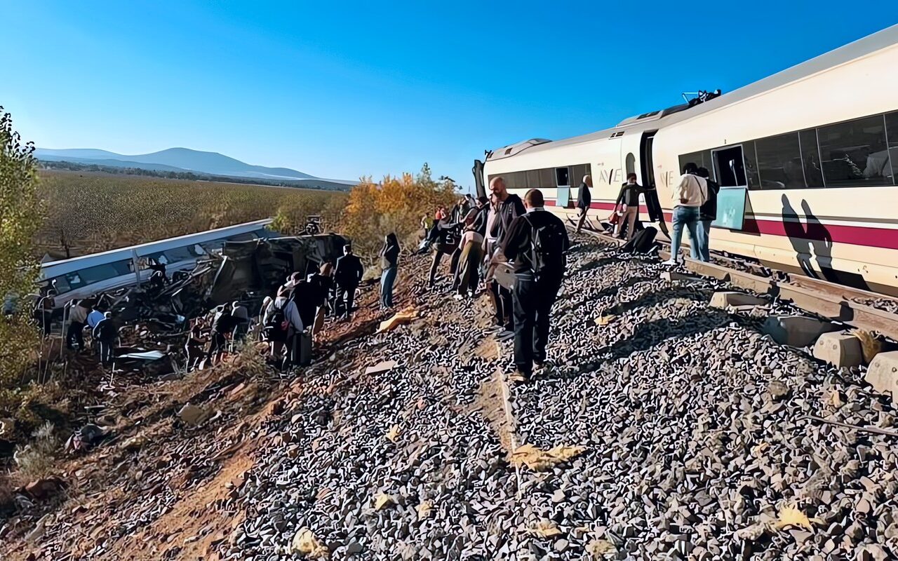 وزير النقل الإسباني: حادث  اصطدام القطارين سببه خطأ لا يمكن تفسيره