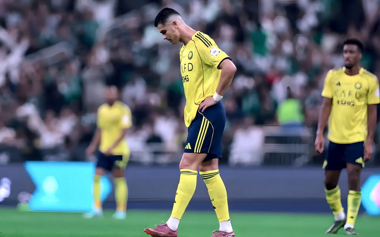 “أحمد عطيف يمكنه تسجيلها وهو مصاب بتمزق”.. أسطورة الهلال السعودي يقلل من قيمة “هاتريك” رونالدو