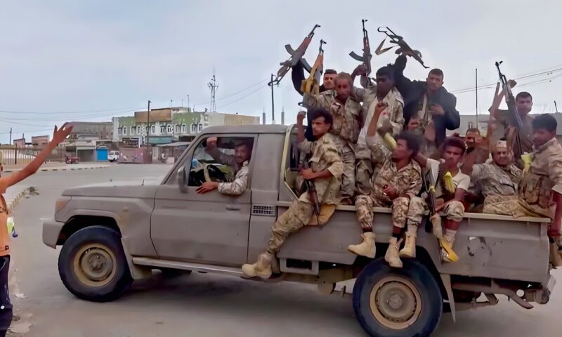 الجيش اليمني: الحوثيون يشنون هجوما صاروخيا على مطار عدن وقصر المعاشيق
