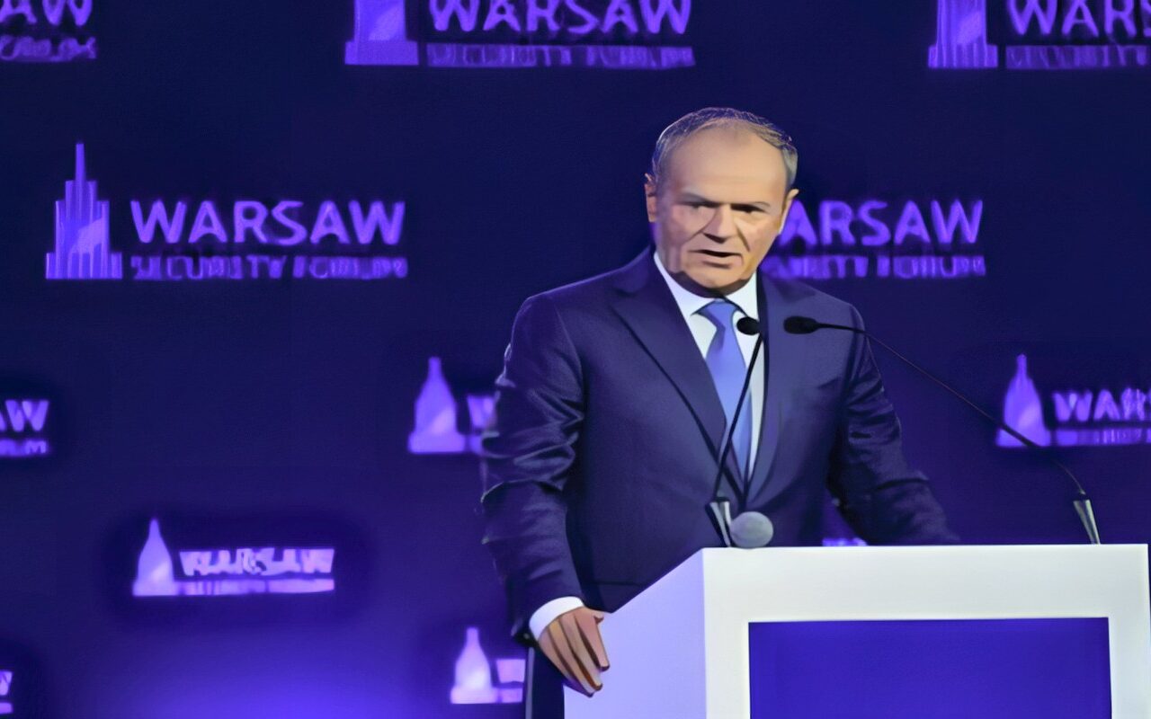 بولندا.. توسك يبرر التحركات الأمنية أمام المحكمة الدستورية والمعارضة تتهمه بالاستيلاء عليها