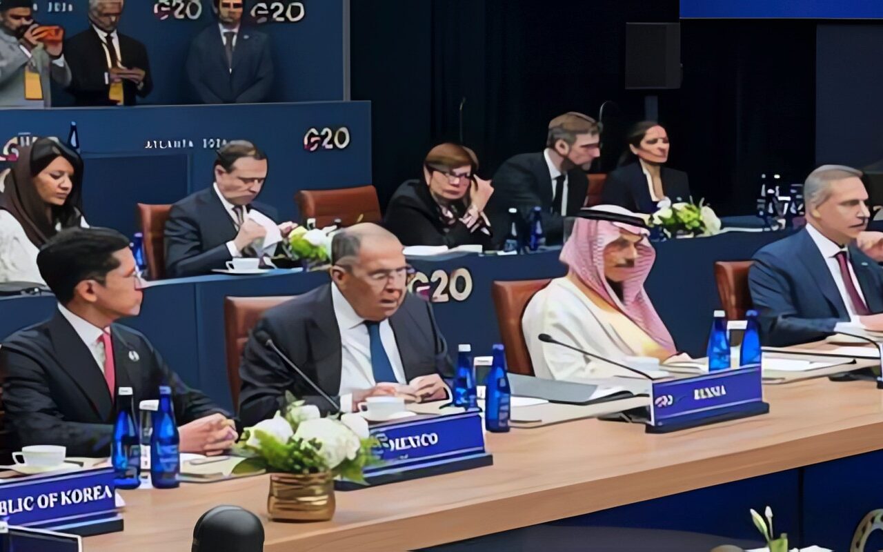 لافروف: بحثت مع روبيو العلاقات الروسية الأمريكية والتعاون الدولي على هامش اجتماع مجموعة العشرين