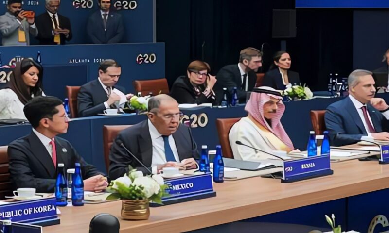 لافروف: بحثت مع روبيو العلاقات الروسية الأمريكية والتعاون الدولي على هامش اجتماع مجموعة العشرين