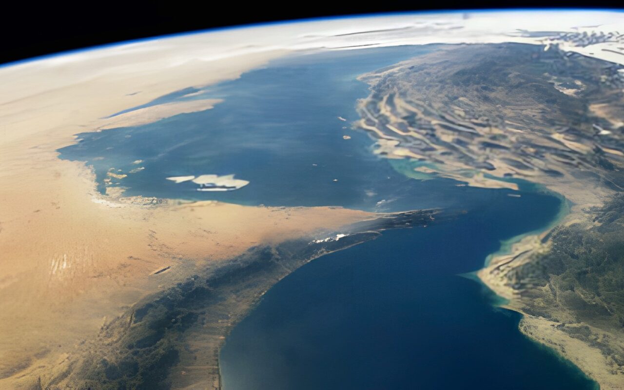عُمان تجلي 25 من طاقم ناقلة نفط استهدفت قبالة مسندم قرب مضيق هرمز