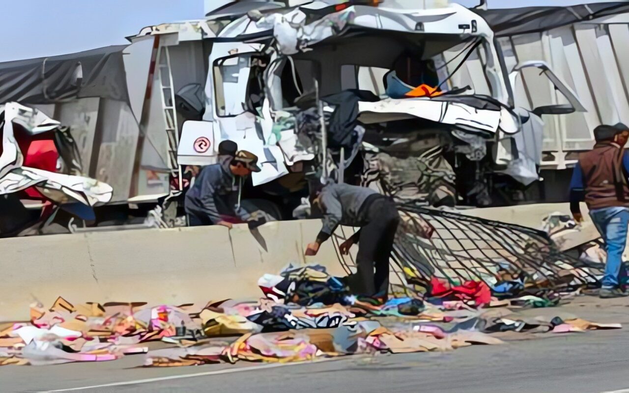 مصرع 9 عمال وإصابة 25 في تصادم مروع على طريق سريع في مصر