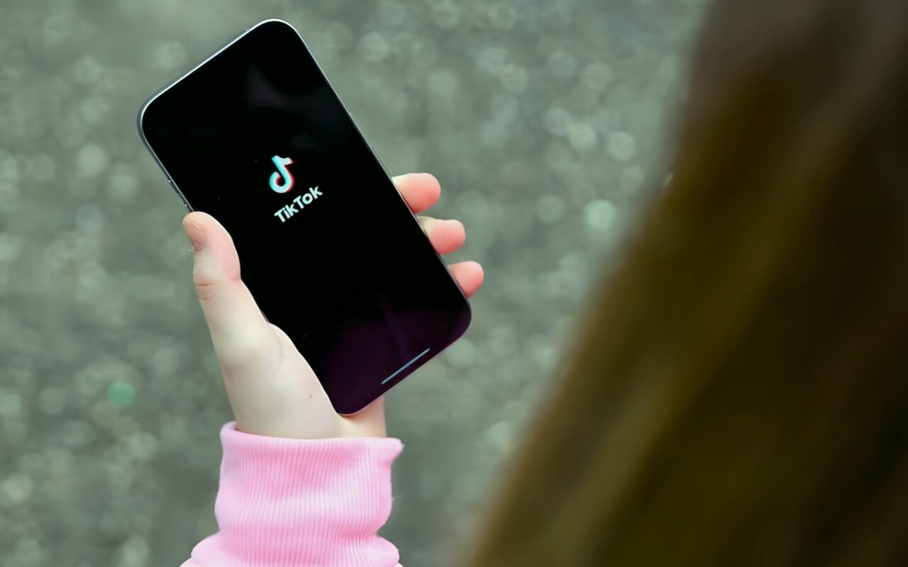 وثائق تكشف تجاهل مسؤولي “تيك توك” تحذيرات موظفيهم بشأن سلامة الأطفال