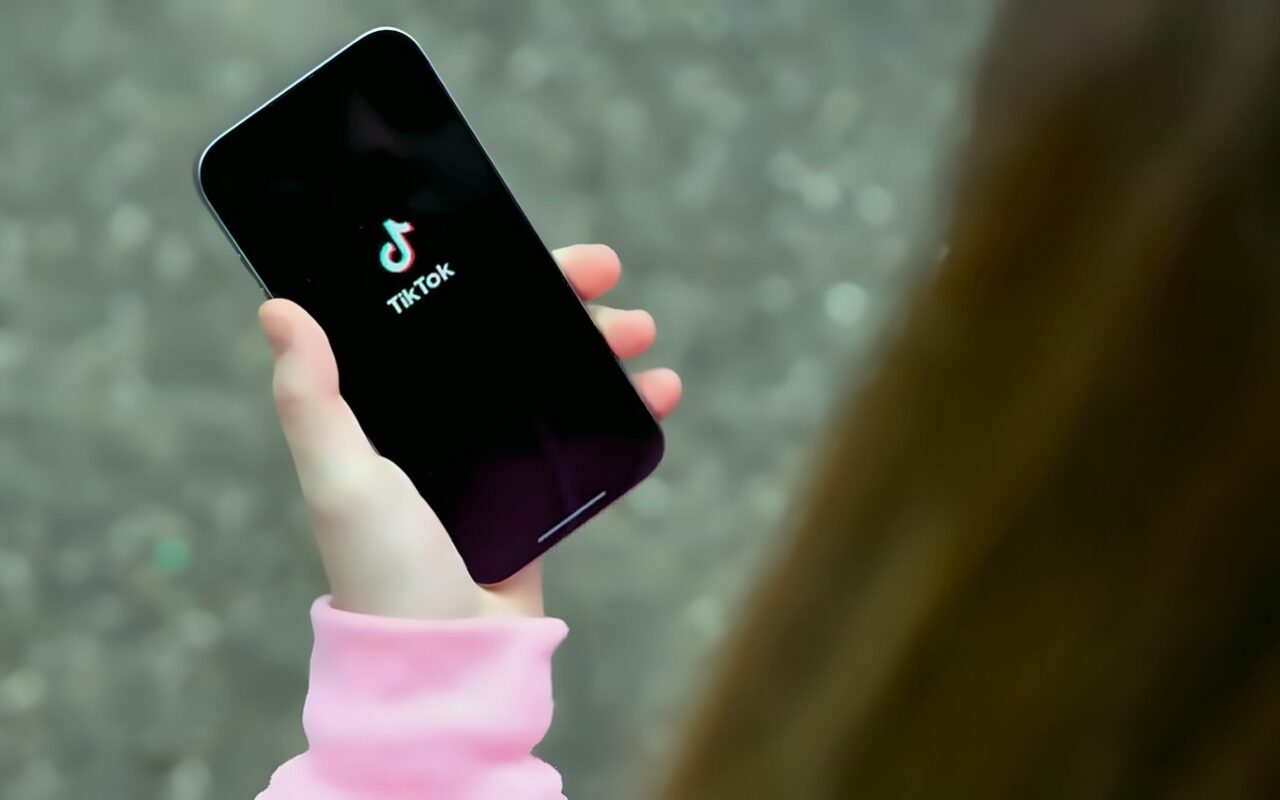 “كبس كبس وسأضرب الأستاذة”.. أقسام جزائرية تتحول لحلبات تيك توك