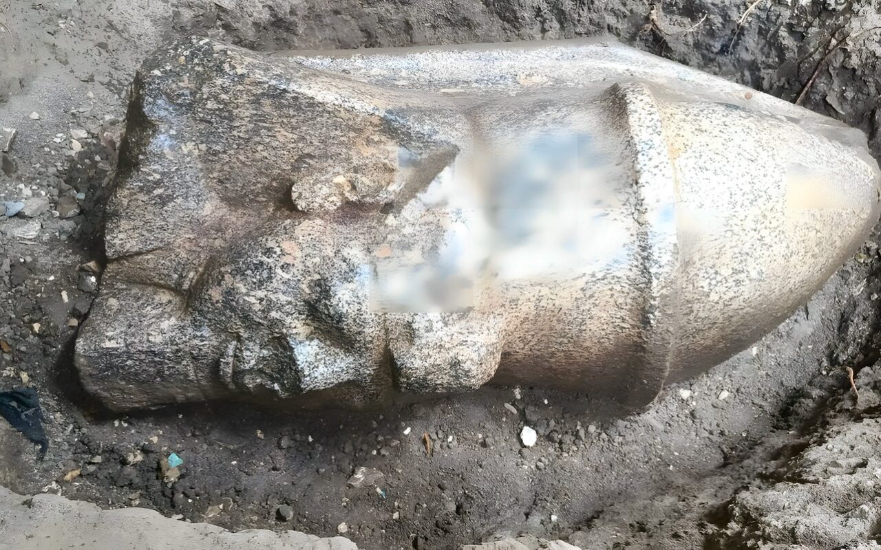 حجر غريب عثر عليه فلاح مصري يقود إلى كنوز رمسيس الثاني