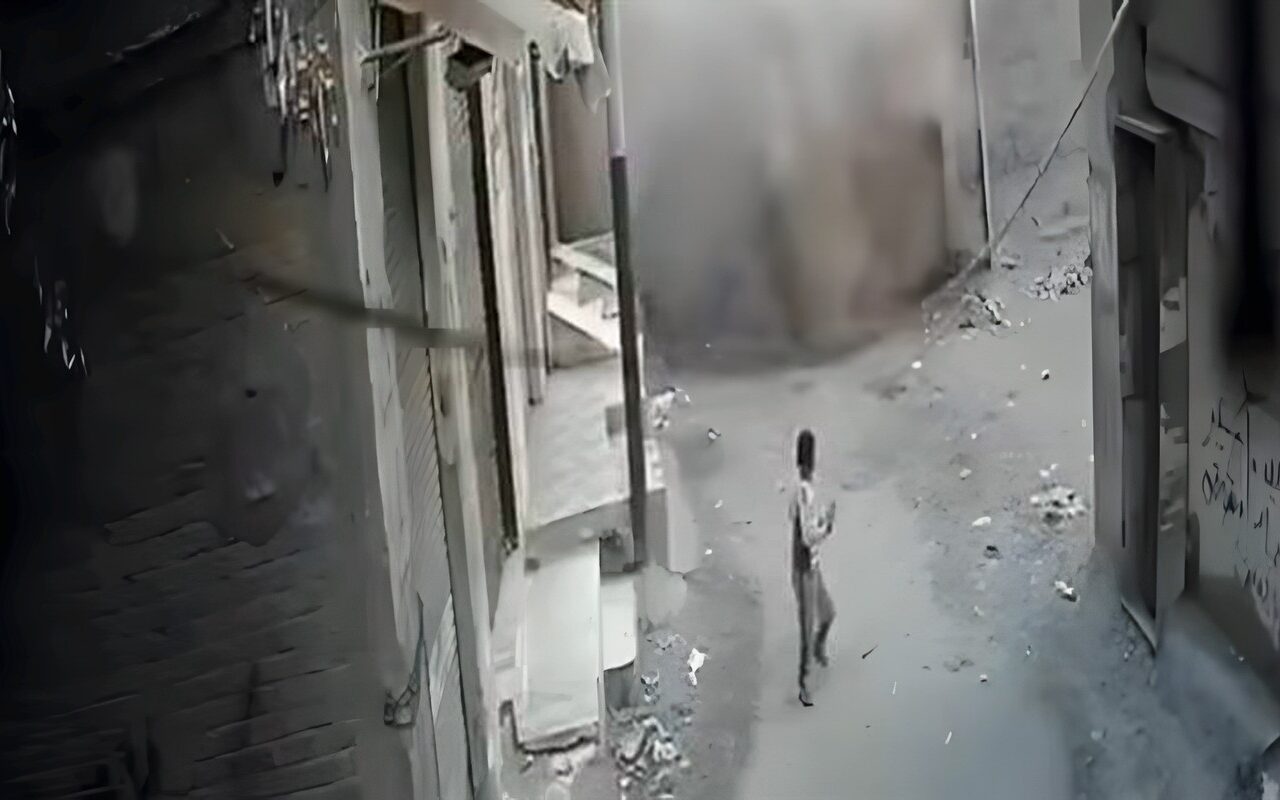 ننشر اللحظات الاولي لانهيار عقار المحلة الكبرى (فيديو)