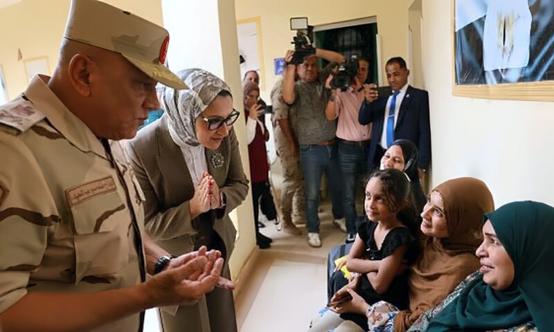 محافظ الوادي الجديد وقائد المنطقة الجنوبية العسكرية يشهدان تدشين القافلة الطبية المجانية بالخارجة