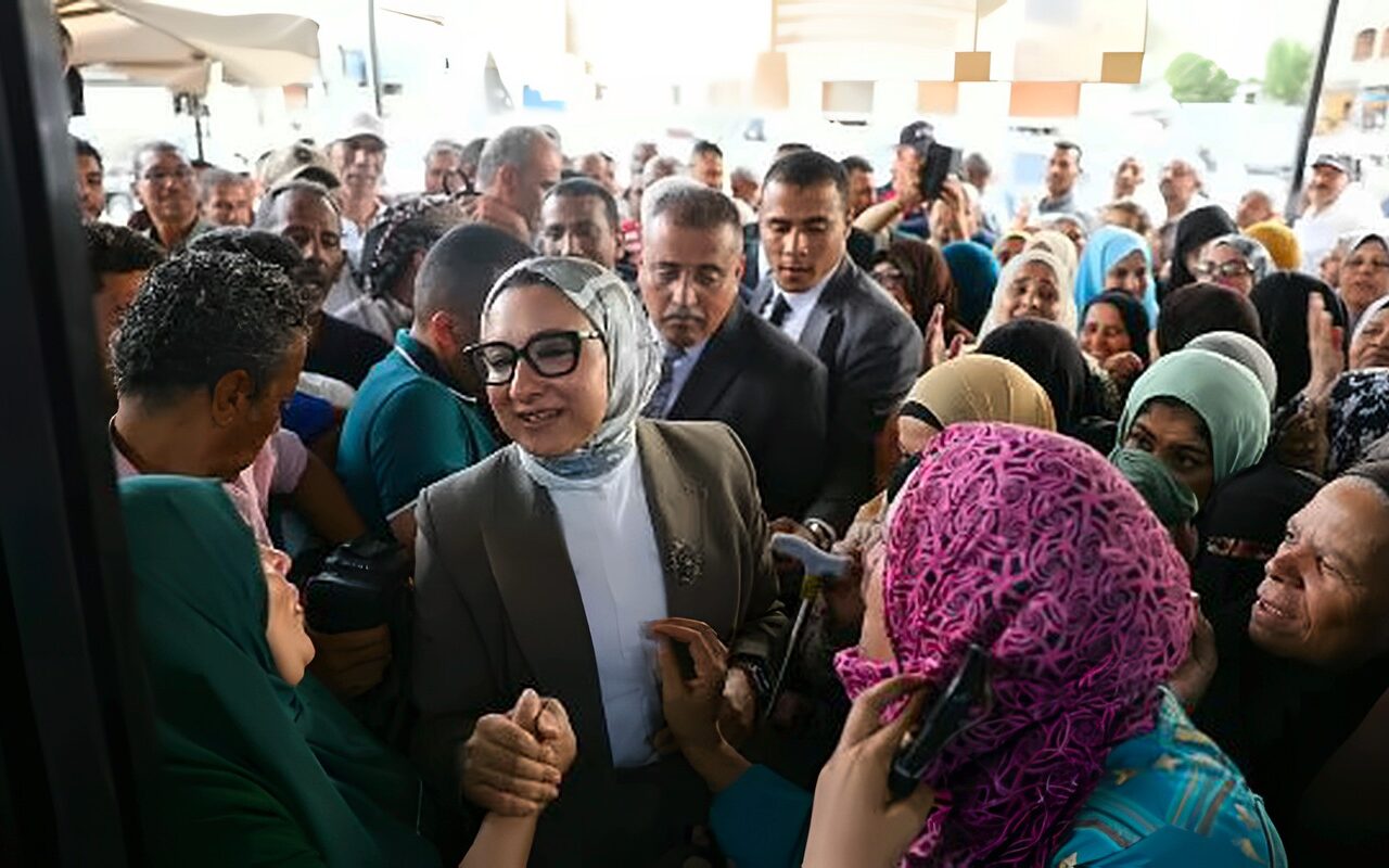 على هامش احتفالات العيد القومي الـ67.. محافظ الوادي الجديد تتفقد مبادرة السلع المخفضة بميدان البساتين.. صور