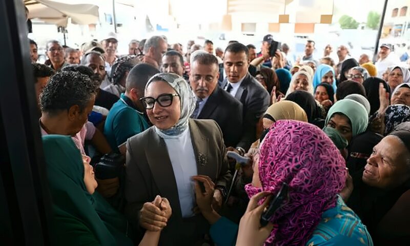 على هامش احتفالات العيد القومي الـ67.. محافظ الوادي الجديد تتفقد مبادرة السلع المخفضة بميدان البساتين.. صور