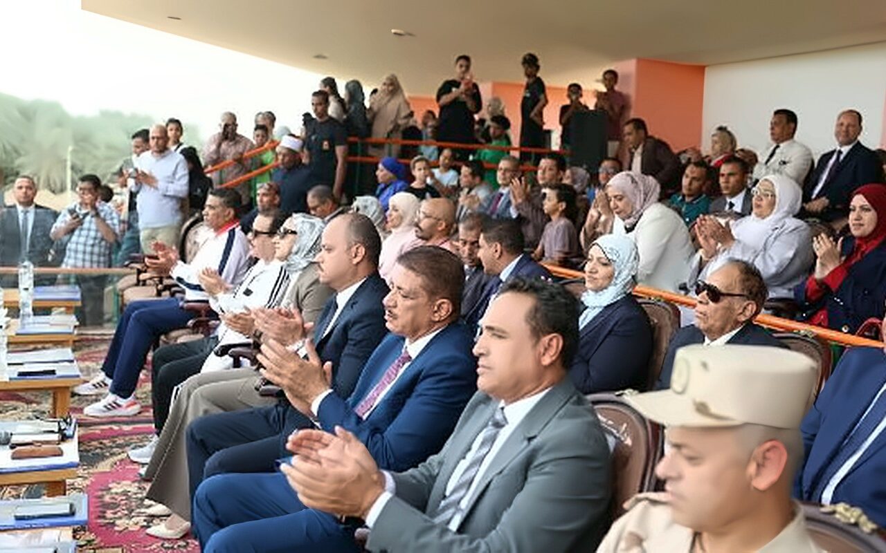 محافظ الوادي الجديد تشهد احتفالية الإستاد الرياضي وعروض المظلات