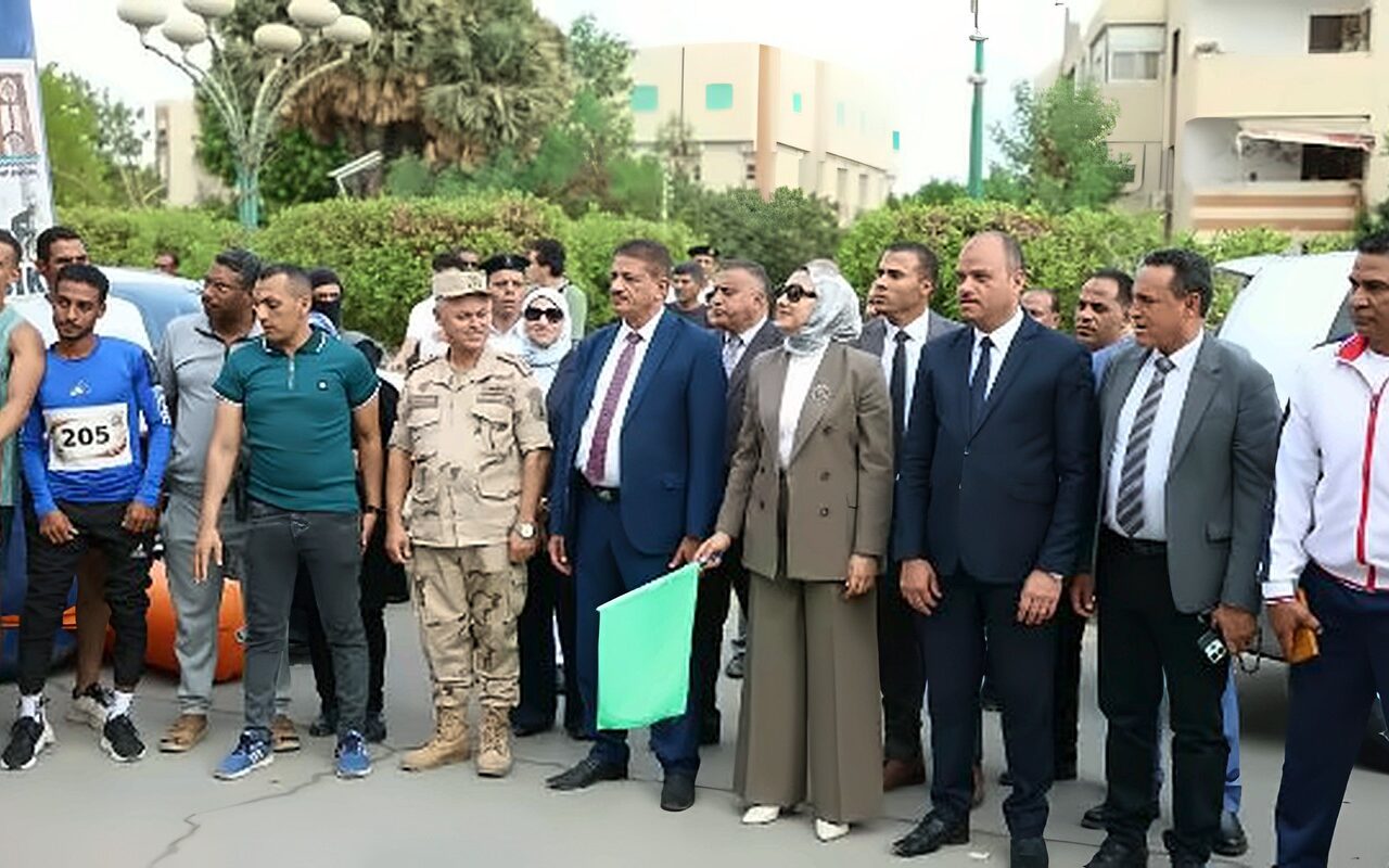 على هامش احتفالات المحافظة بالعيد القومي.. محافظ الوادي الجديد تُطلق إشارة بدء «ماراثون الوادي» الرياضي