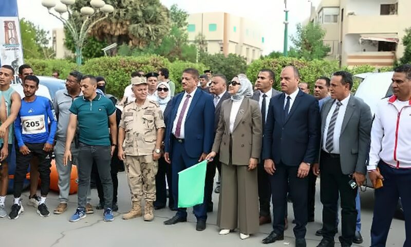 على هامش احتفالات المحافظة بالعيد القومي.. محافظ الوادي الجديد تُطلق إشارة بدء «ماراثون الوادي» الرياضي