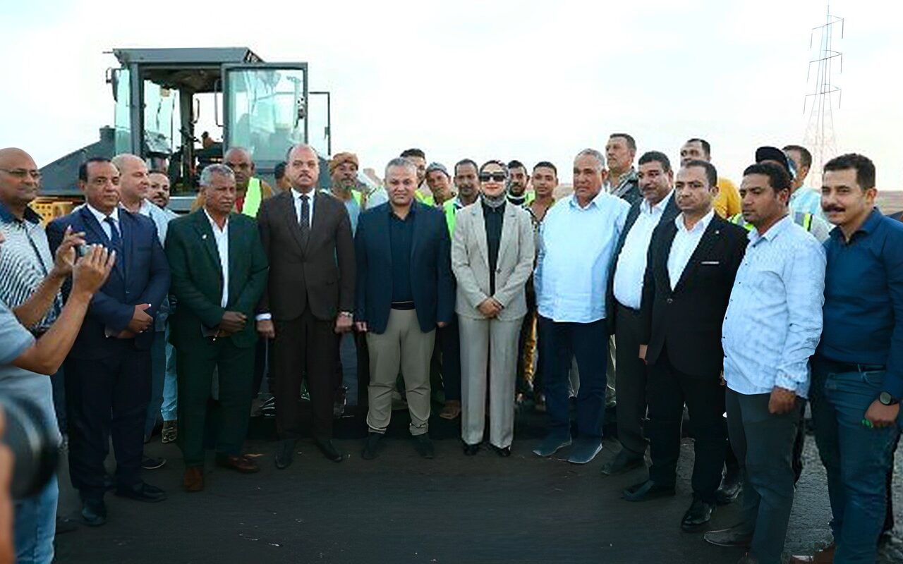 محافظ الوادي الجديد تتابع أعمال رفع كفاءة ورصف طريق أبو طرطور والداخلة