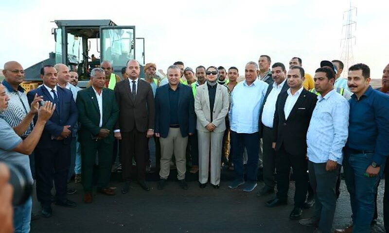 محافظ الوادي الجديد تتابع أعمال رفع كفاءة ورصف طريق أبو طرطور والداخلة