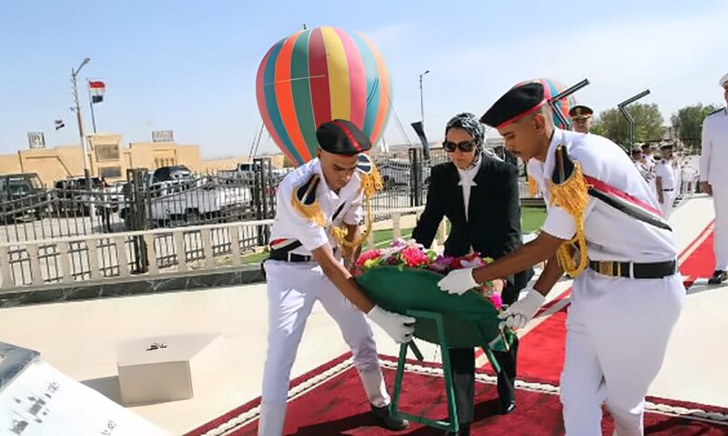 محافظ الوادي الجديد تضع إكليلًا من الزهور على النُصب التذكاري لشهداء القوات المسلحة
