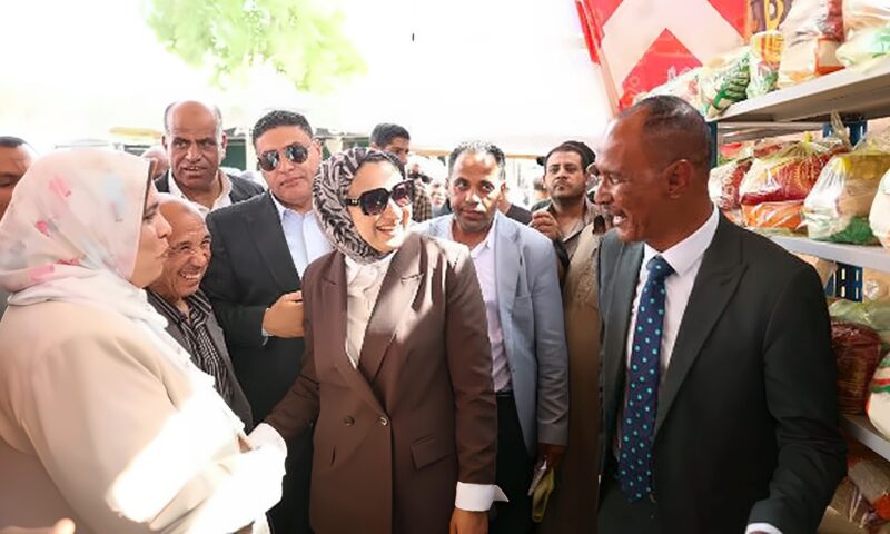 محافظ الوادي الجديد تفتتح منفذ باريس الخير للسلع الغذائية واللحوم المخفضة