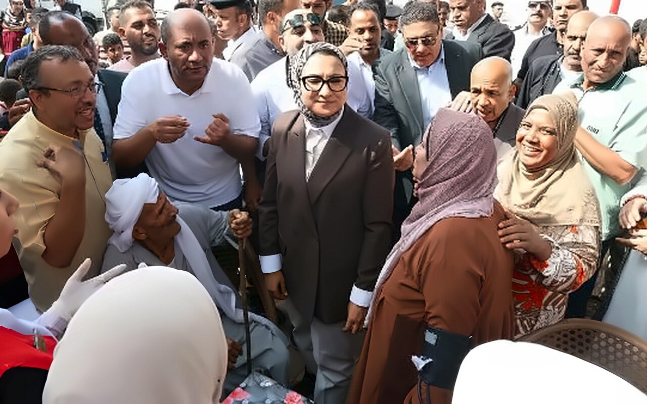 محافظ الوادي الجديد تتابع أعمال القافلة الطبية المجانية وتُشيد بجهود فرق العمل بالقطاع الصحي