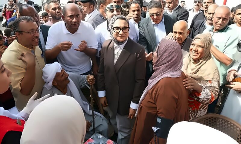 محافظ الوادي الجديد تتابع أعمال القافلة الطبية المجانية وتُشيد بجهود فرق العمل بالقطاع الصحي