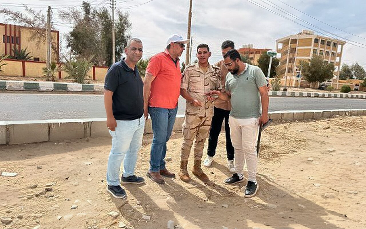 الحريتي يُسلم موقع إنشاء أول مسجد بالطراز البيئي المتكامل بمركز الفرافرة
