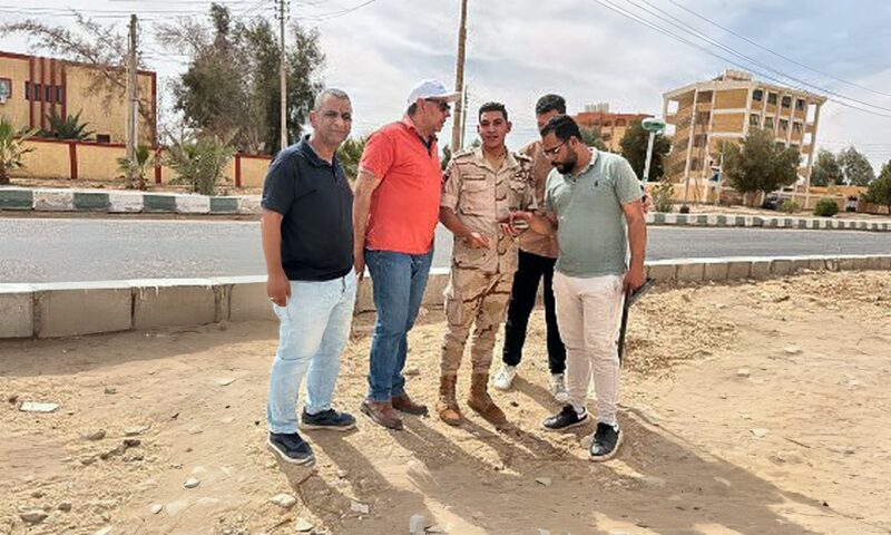 الحريتي يُسلم موقع إنشاء أول مسجد بالطراز البيئي المتكامل بمركز الفرافرة