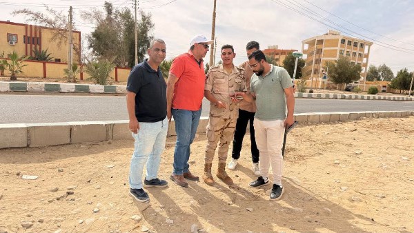 الحريتي يُسلم موقع إنشاء أول مسجد بالطراز البيئي المتكامل بمركز الفرافرة