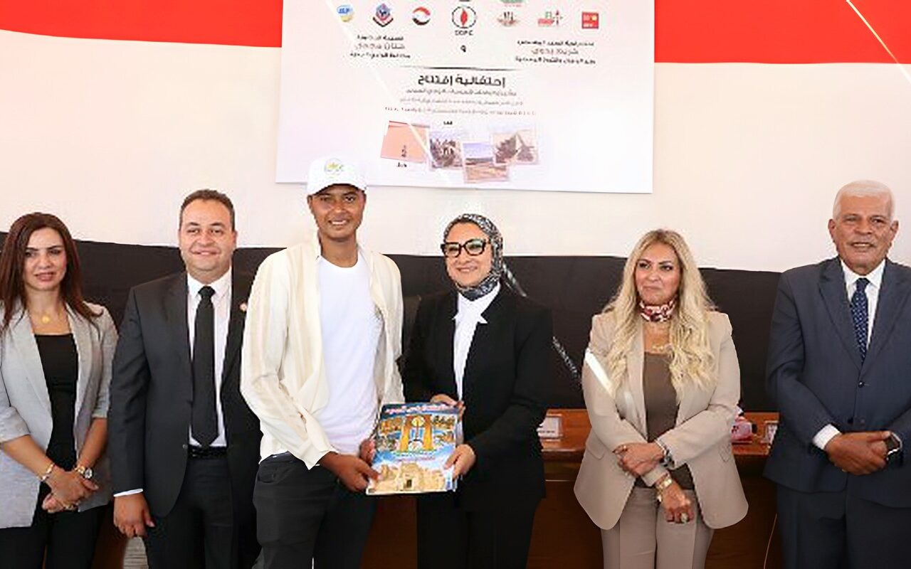 أخبار الوادي الجديد| تسليم عقود المنتفعين من مشروع الواحات الخضراء بالمنيرة.. وتجهيز أرض المعارض