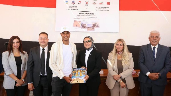 أخبار الوادي الجديد| تسليم عقود المنتفعين من مشروع الواحات الخضراء بالمنيرة.. وتجهيز أرض المعارض