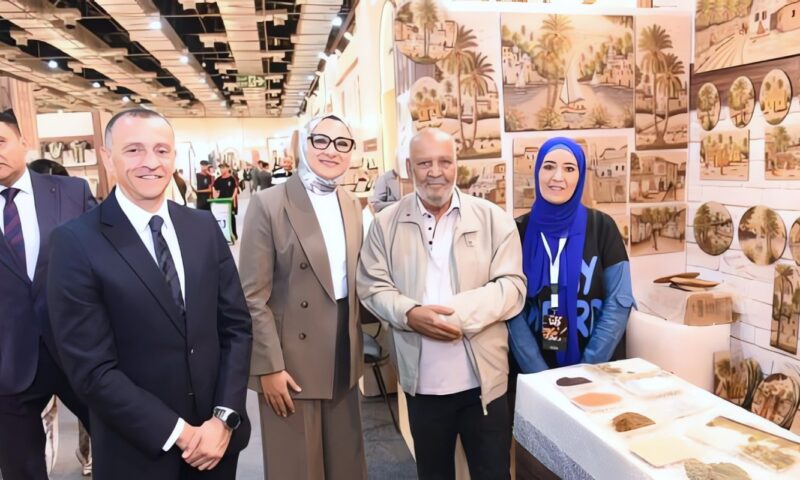 محافظ الوادي الجديد تتفقد أجنحة المحافظة المشاركة بمعرض «تراثنا»