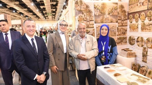 محافظ الوادي الجديد تتفقد أجنحة المحافظة المشاركة بمعرض «تراثنا»