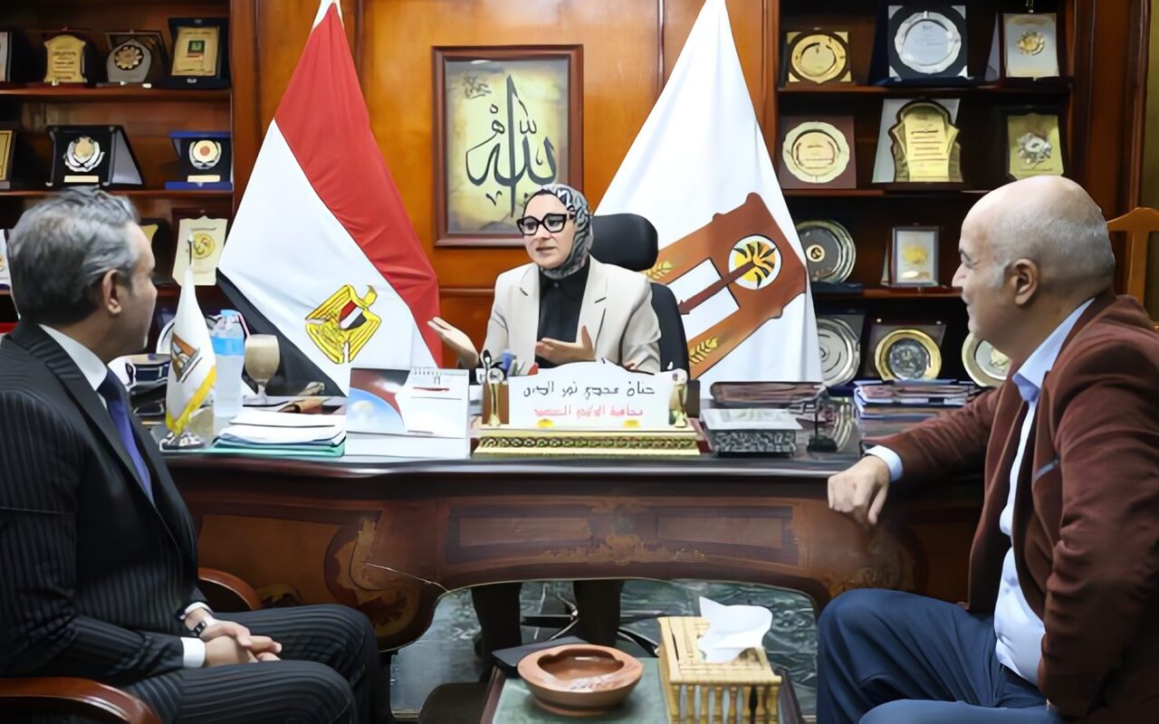 محافظ الوادي الجديد تبحث مع وفد جهاز شئون البيئة دعم أداء الفرع الإقليمي وتعزيز جهود حماية البيئة