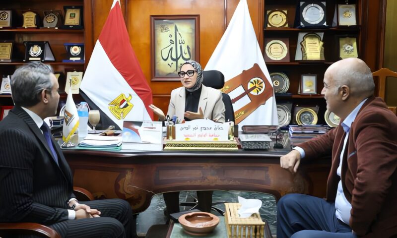 محافظ الوادي الجديد تبحث مع وفد جهاز شئون البيئة دعم أداء الفرع الإقليمي وتعزيز جهود حماية البيئة