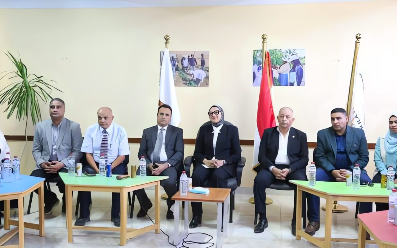محافظ الوادي الجديد تتابع انتظام العملية التعليمية بمدرسة « آفاق » للتكنولوجيا التطبيقية الزراعية بالداخلة