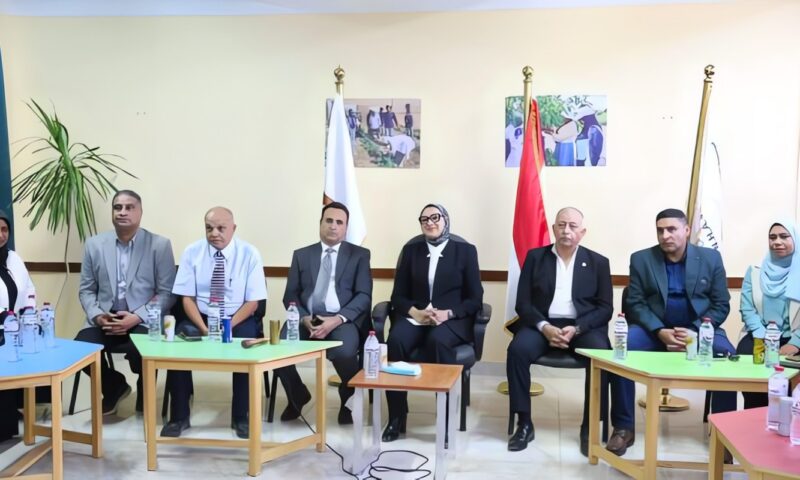 محافظ الوادي الجديد تتابع انتظام العملية التعليمية بمدرسة « آفاق » للتكنولوجيا التطبيقية الزراعية بالداخلة