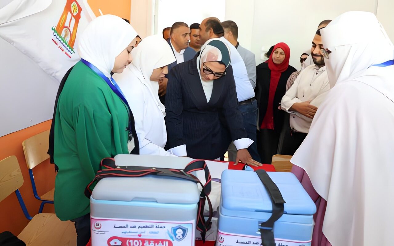 محافظ الوادي الجديد تتفقد أعمال الحملة القومية للتطعيم ضد مرض الحصبة والحصبة الألمانية