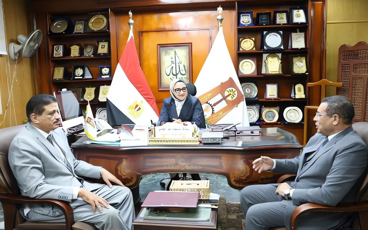 محافظ الوادي الجديد تلتقي سكرتير عام المحافظة الجديد وتكرّم السابق