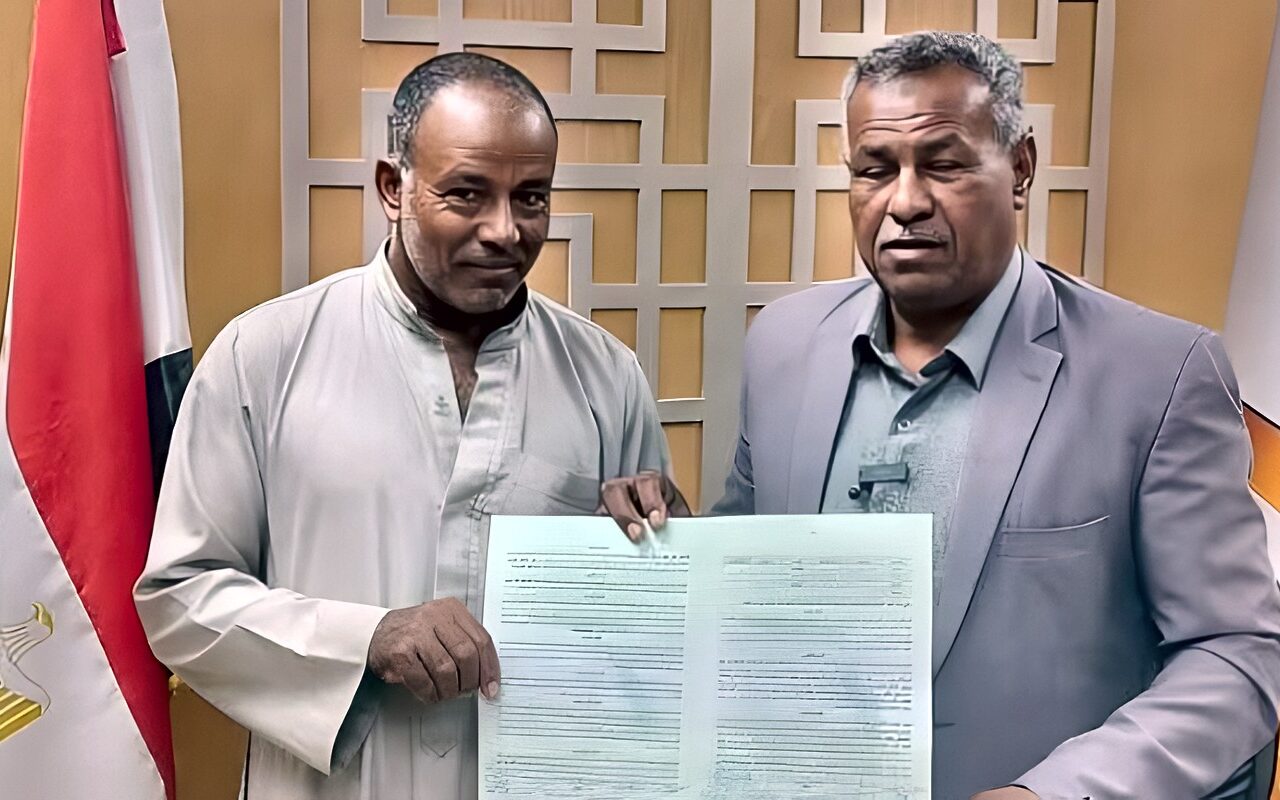مواصلة تسليم عقود تقنين الأراضي الزراعية بمركز ومدينة بلاط بالوادي الجديد