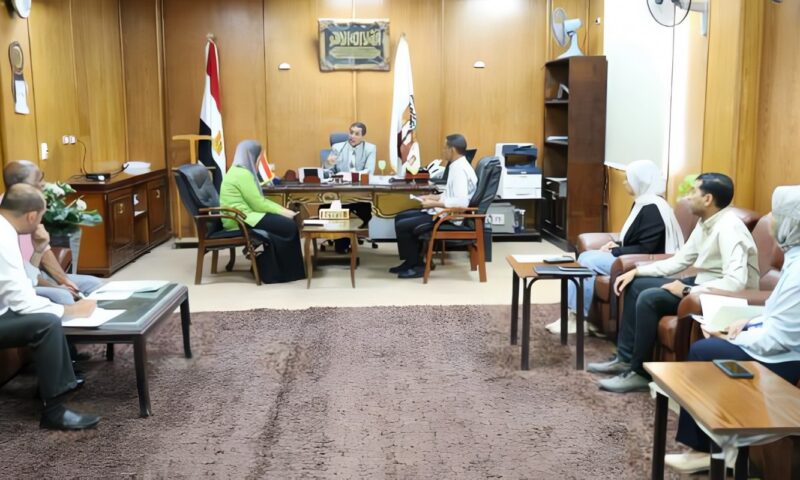 في مستهل توليه مهام عمله.. سكرتير الوادي الجديد يتابع منظومة العمل والأداء بالديوان